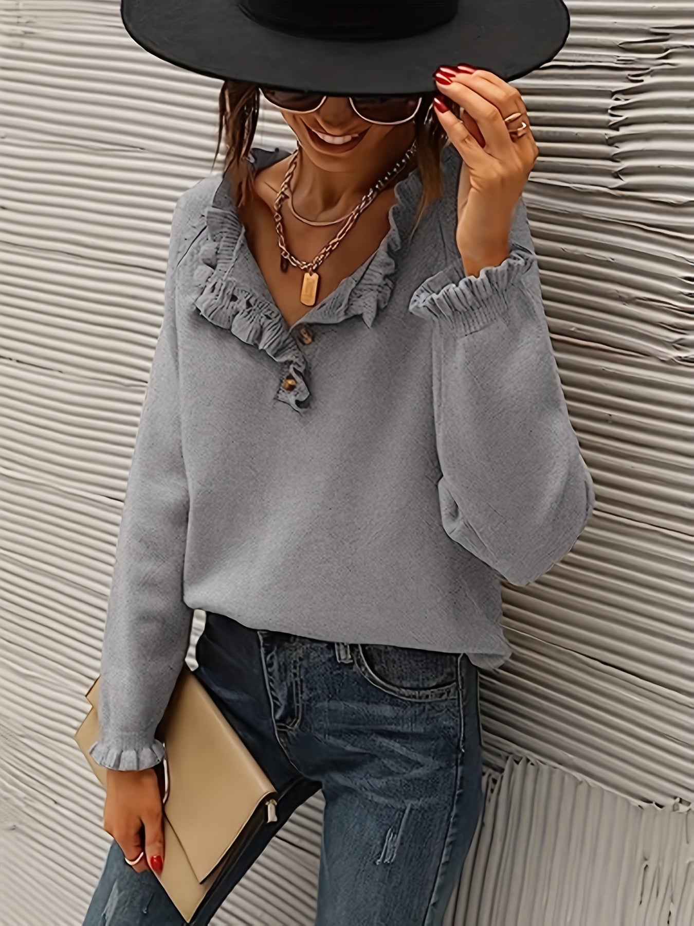 Stilla | V-hals sweater med flæser i bunden med knapper