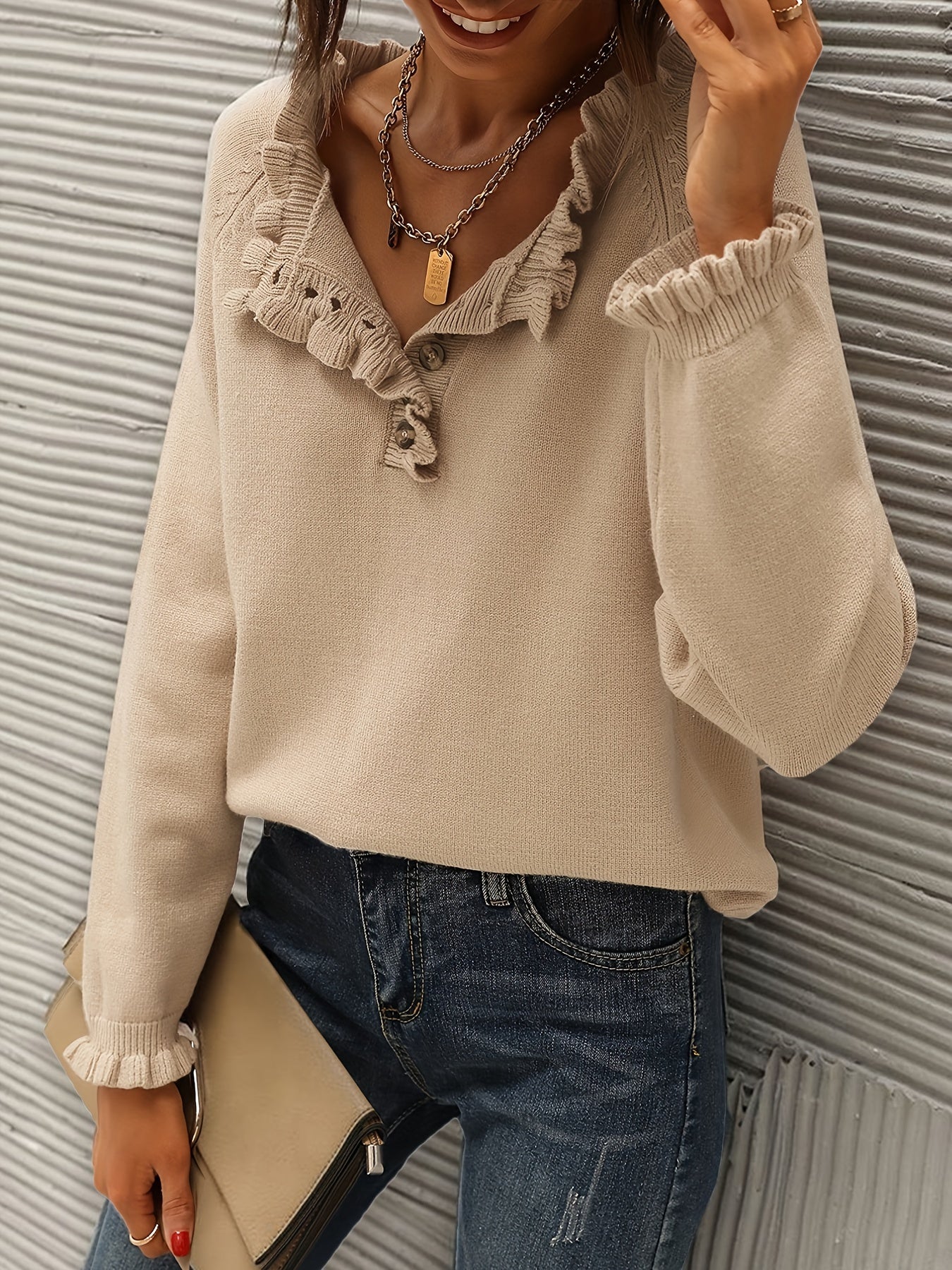Stilla | V-hals sweater med flæser i bunden med knapper