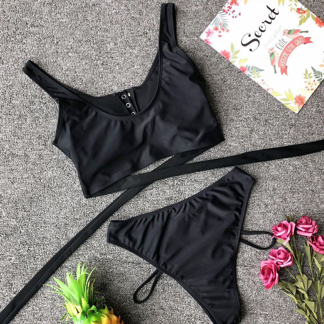 Dame Cut-Out Badedragt med innovative stropper og knapdetaljer Stilla