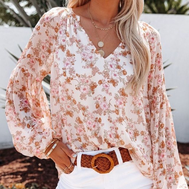 Stilla | Let blomstret bluse med trompetærmer