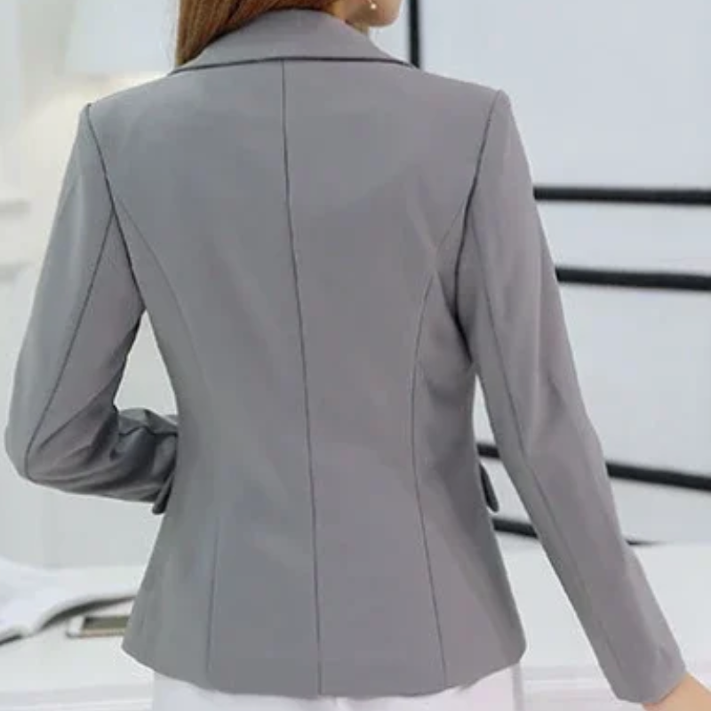 Stilla | Elegant Dame Blazer Med Knaplukning Ved Anklen