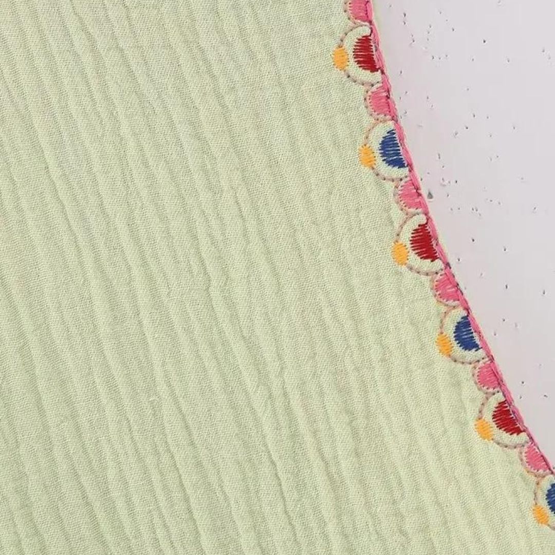 Stilla | Broderet ærmeløs vest med blomsteraccenter