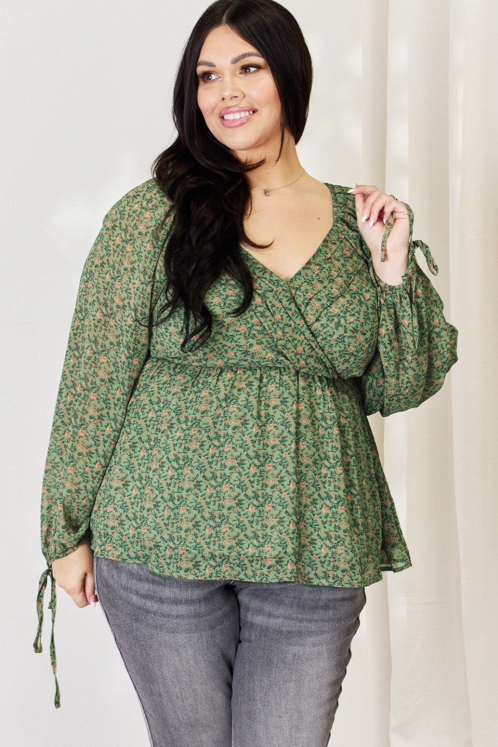 Stilla | Fuldt Størrelse Blomstret Surplice Peplum Bluse