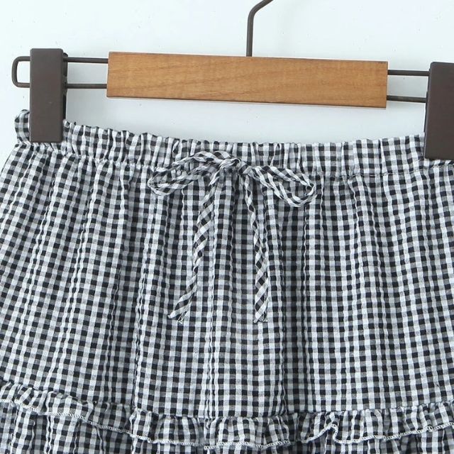 Stilla | lagdelt gingham midiskirt med flæsedetaljer