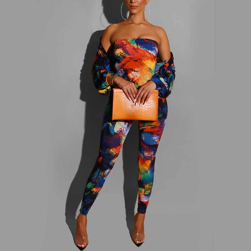 Dame strapless jumpsuit med farverigt penselstræk-design og figursyet pasform Stilla