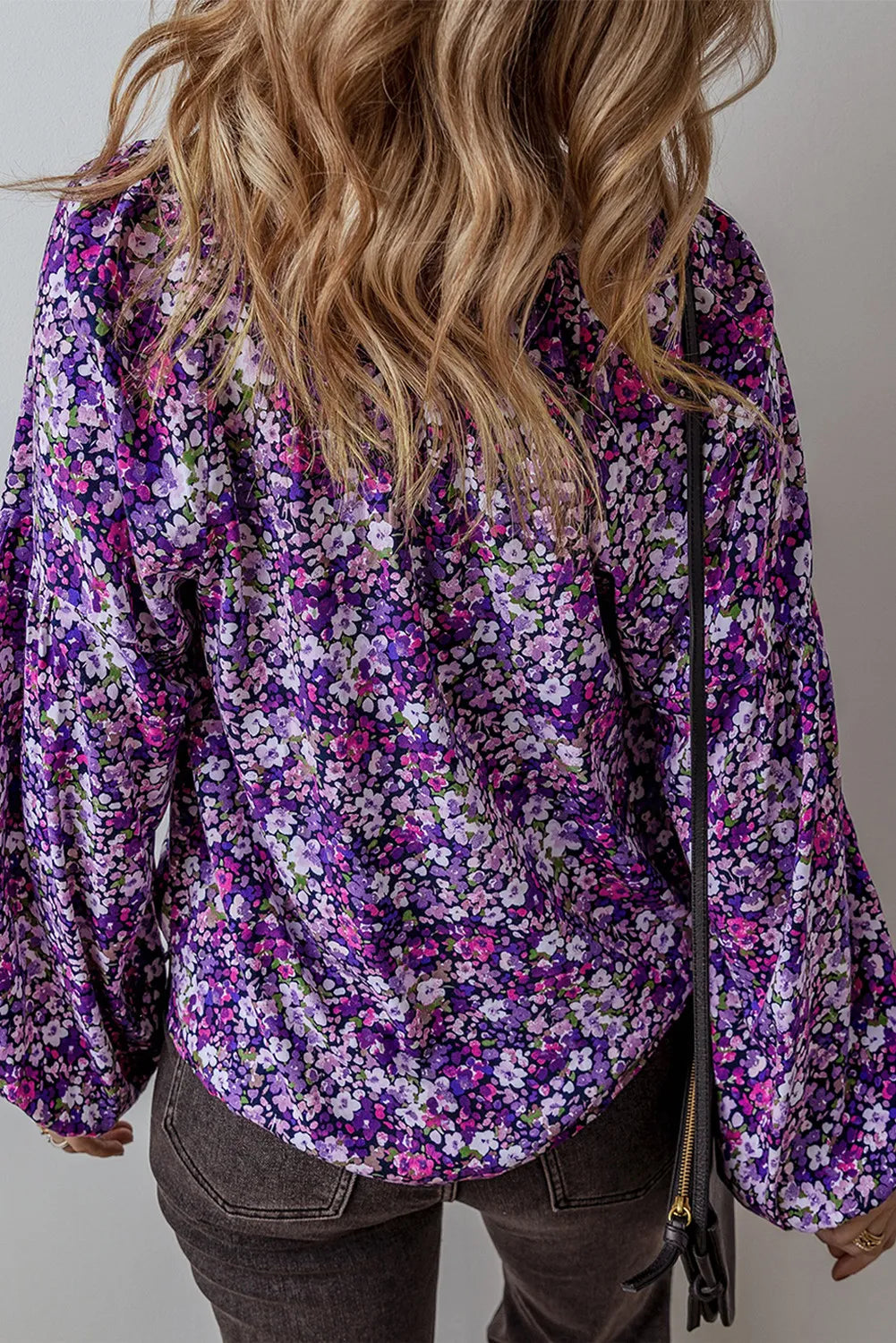 Stilla | Bluse Med Lange Ärmer og Blomster Mønster Med Bundet Krave