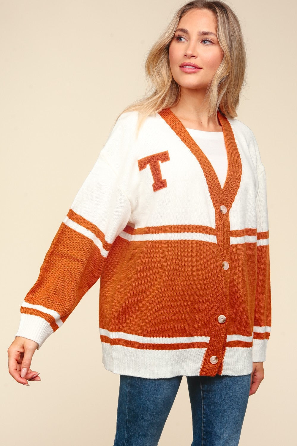 Stilla | Full Size V Hals Knappet Ned Bogstav Patch Cardigan