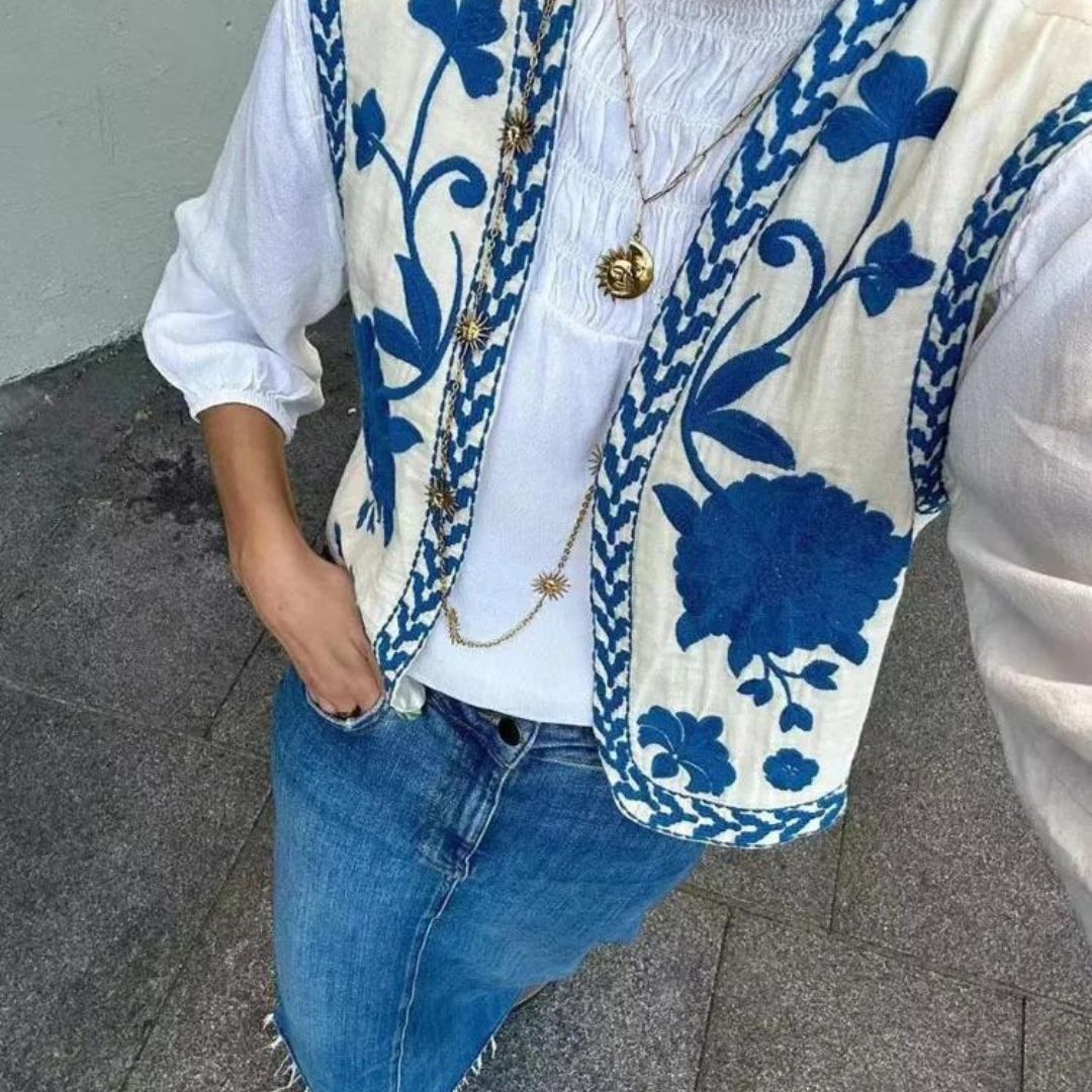 Stilla | Broderet ærmeløs vest med blomsteraccenter