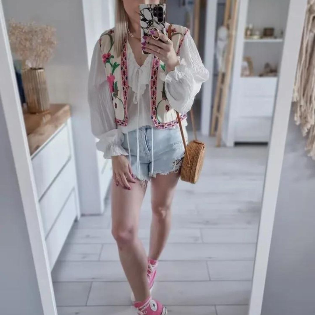 Stilla | Broderet ærmeløs vest med blomsteraccenter