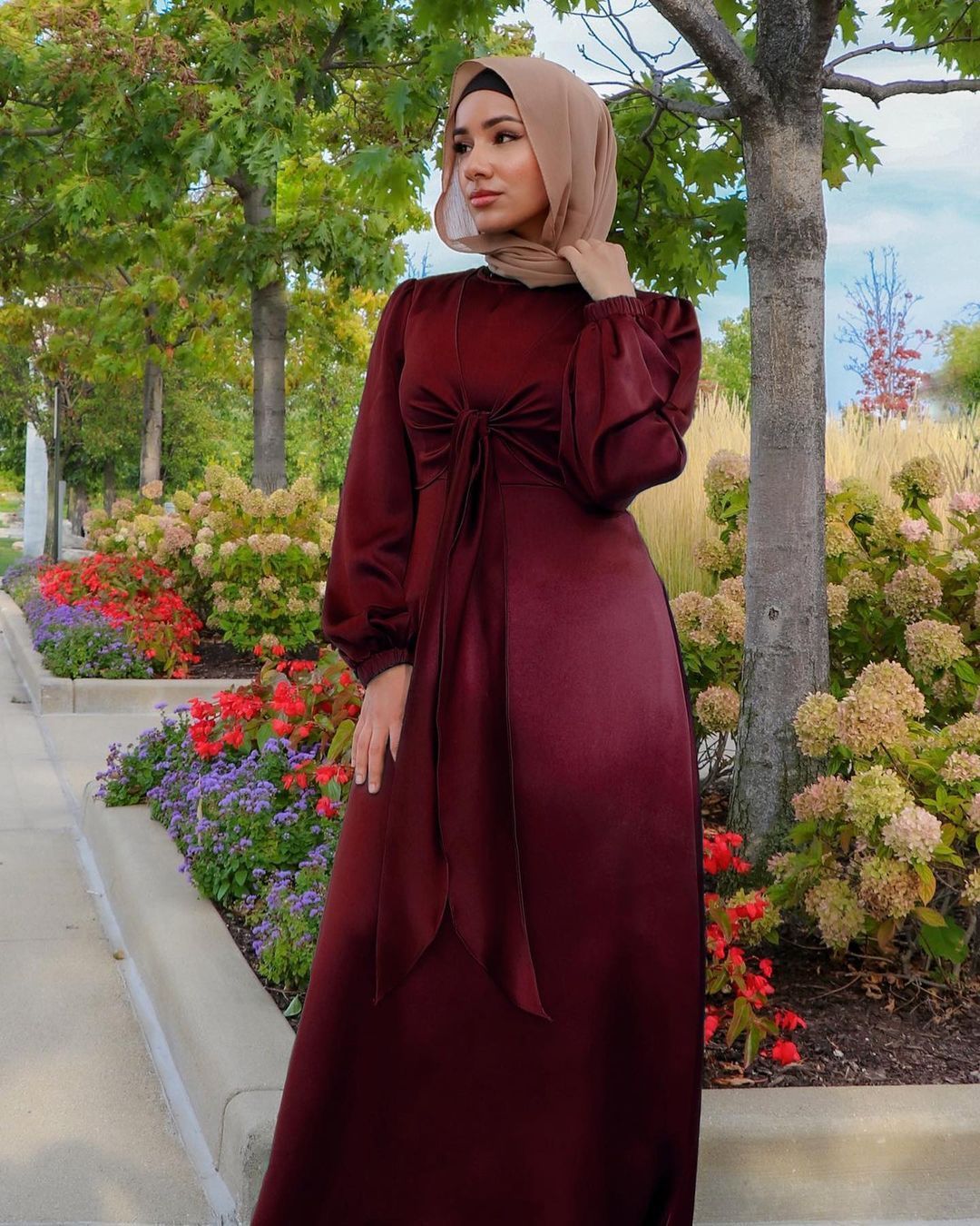 Stilla | Elegant Satin Hijab Kaftan til kvinder