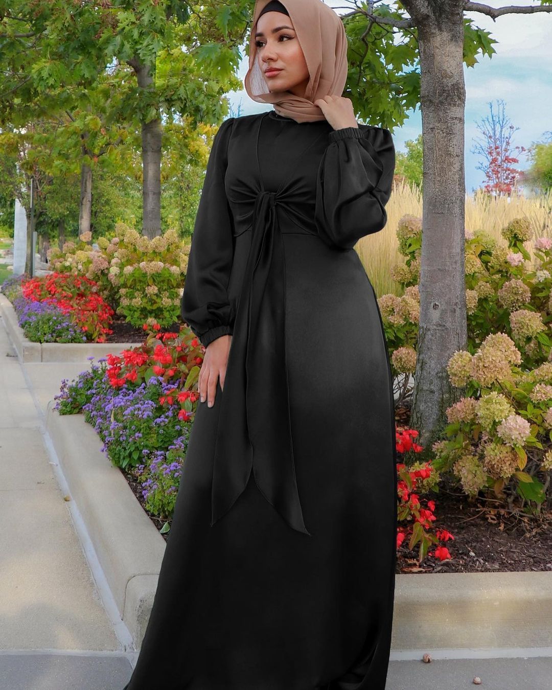 Stilla | Elegant Satin Hijab Kaftan til kvinder