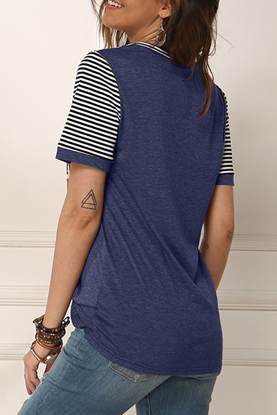 Stilla | Casual Stribede Leopard T-shirts Med Rund, Slidset og Rynket Udsnit