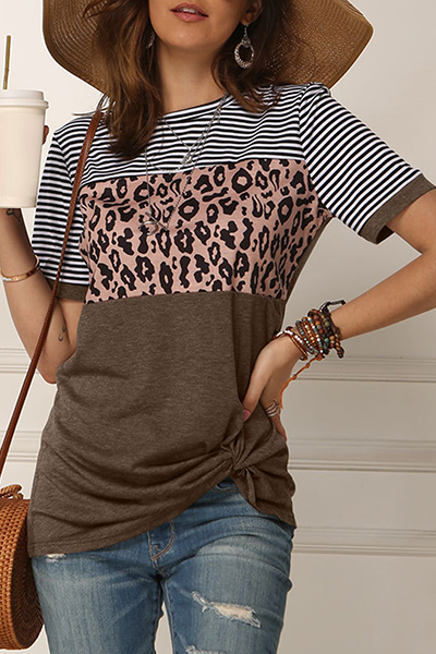 Stilla | Casual Stribede Leopard T-shirts Med Rund, Slidset og Rynket Udsnit
