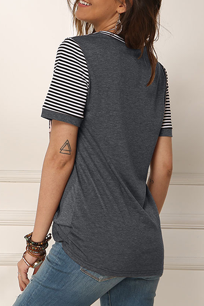 Stilla | Casual Stribede Leopard T-shirts Med Rund, Slidset og Rynket Udsnit
