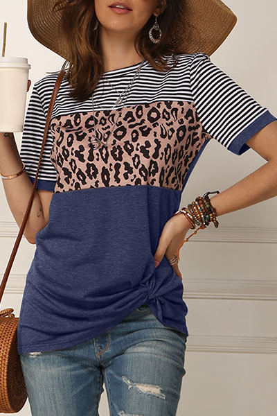 Stilla | Casual Stribede Leopard T-shirts Med Rund, Slidset og Rynket Udsnit