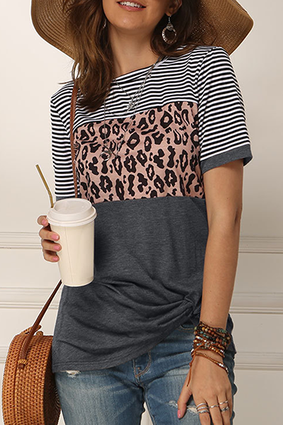 Stilla | Casual Stribede Leopard T-shirts Med Rund, Slidset og Rynket Udsnit