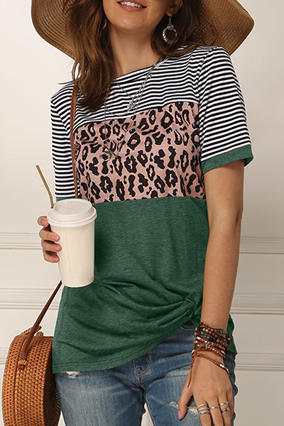 Stilla | Casual Stribede Leopard T-shirts Med Rund, Slidset og Rynket Udsnit