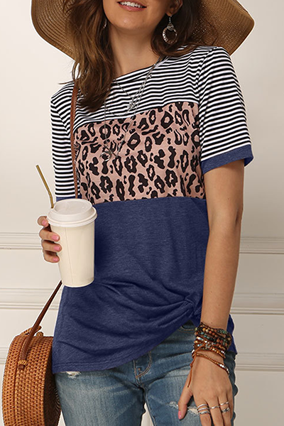 Stilla | Casual Stribede Leopard T-shirts Med Rund, Slidset og Rynket Udsnit
