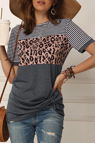 Stilla | Casual Stribede Leopard T-shirts Med Rund, Slidset og Rynket Udsnit