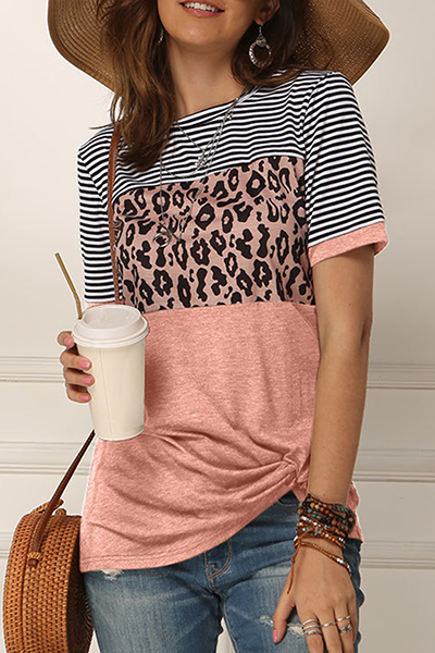 Stilla | Casual Stribede Leopard T-shirts Med Rund, Slidset og Rynket Udsnit