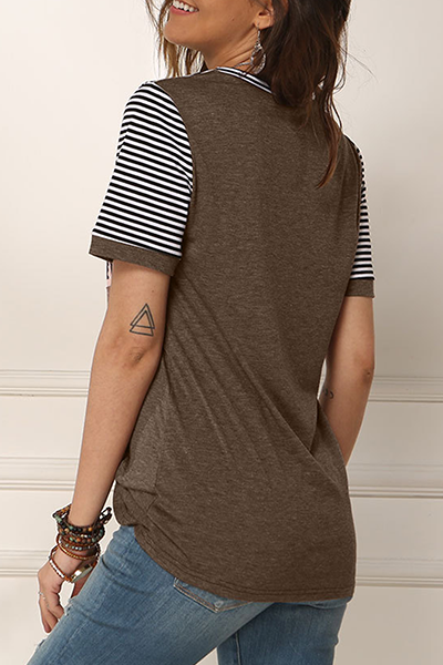 Stilla | Casual Stribede Leopard T-shirts Med Rund, Slidset og Rynket Udsnit