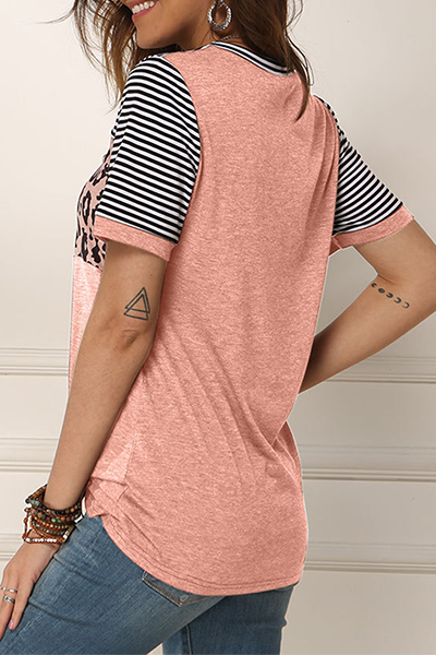 Stilla | Casual Stribede Leopard T-shirts Med Rund, Slidset og Rynket Udsnit