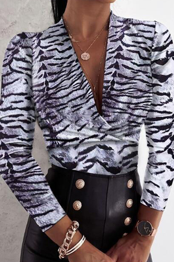 Stilla | Trendy og elegante patchwork bluser med V-hals og patchwork tryk
