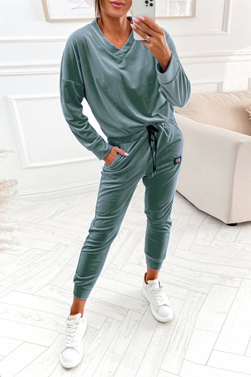 Stilla | Læder Løs To-delt Jumpsuit Med Fast Bremse, V-hals og Lange Ærmer