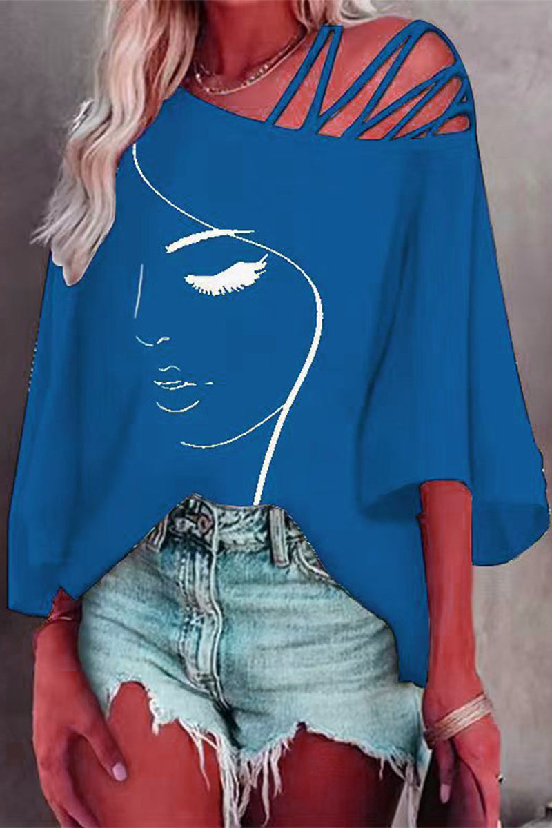 Stilla | T-shirts med trykt patchwork i det afslappede design og skrå halsudskæring