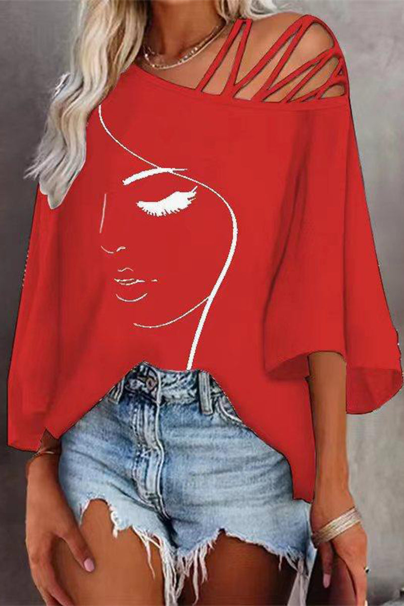 Stilla | T-shirts med trykt patchwork i det afslappede design og skrå halsudskæring