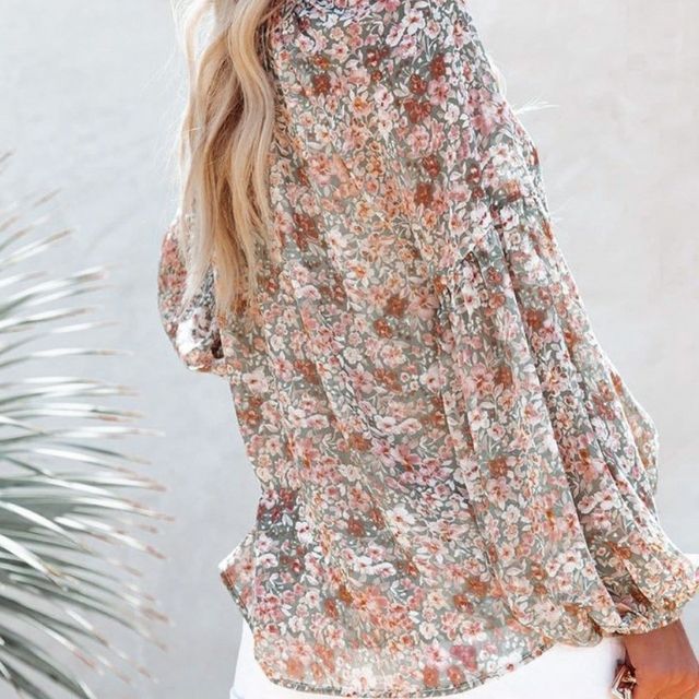 Stilla | Let blomstret bluse med trompetærmer