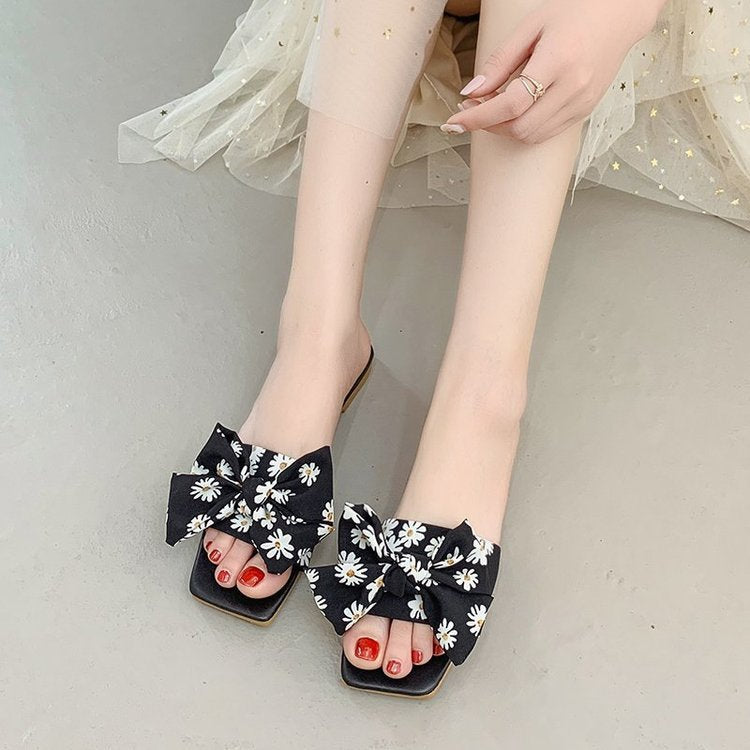 Dame fashionable slippers med legende blomsterdesign og elegante sløjfer Stilla