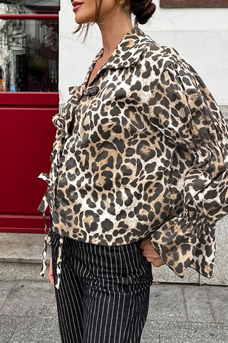 Stilla | Løs Leopard Print Bluser Med Snore og Omslaget Krave