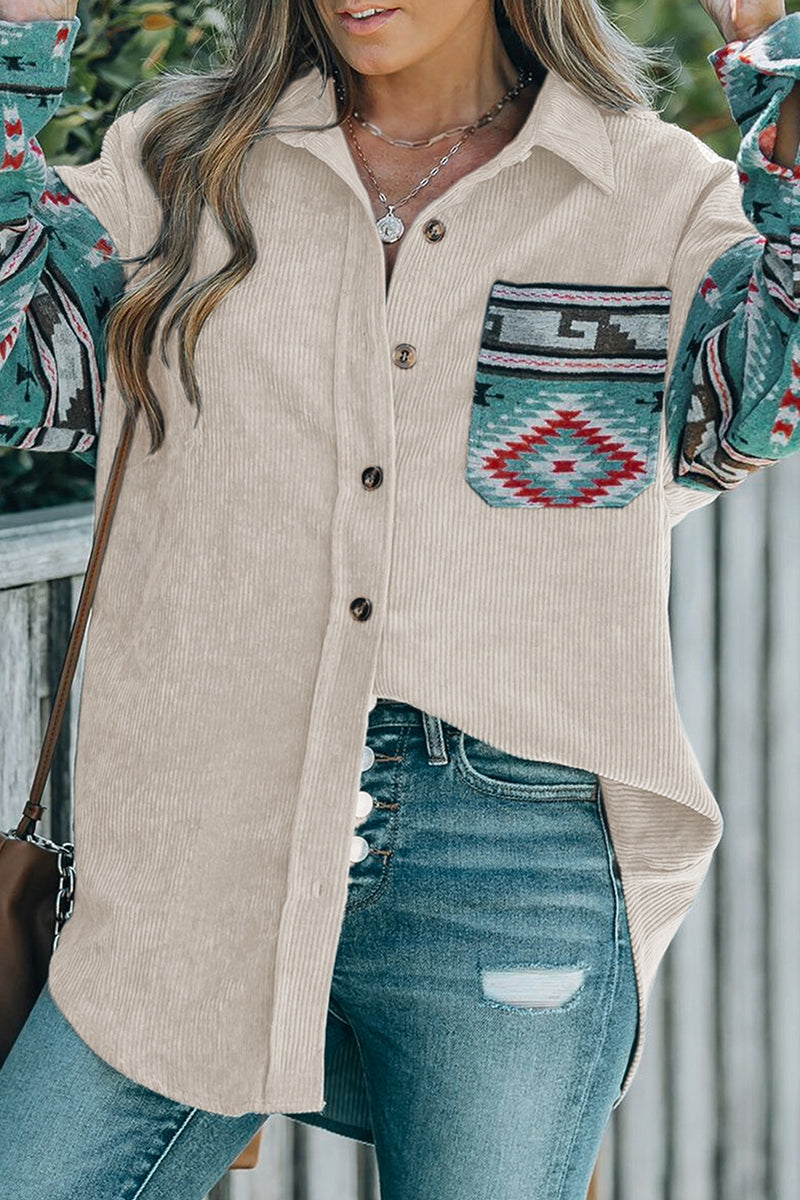 Stilla | Lette bluser med geometrisk tryk og patchwork lommer samt kontrasterende ombukket krave
