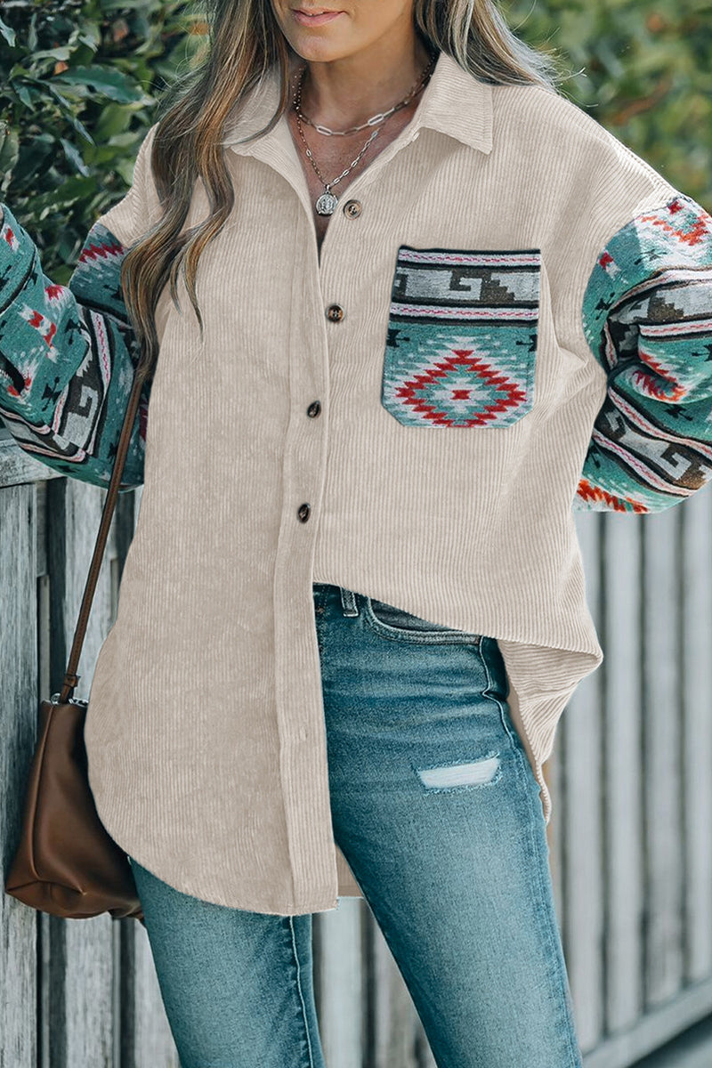 Stilla | Lette bluser med geometrisk tryk og patchwork lommer samt kontrasterende ombukket krave
