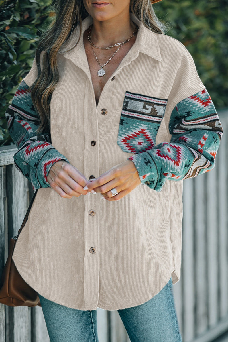 Stilla | Lette bluser med geometrisk tryk og patchwork lommer samt kontrasterende ombukket krave