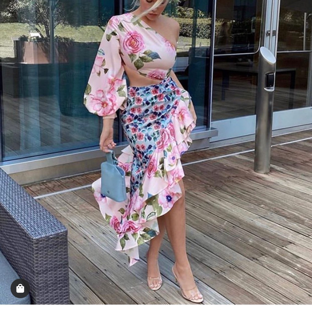 Dame Floral Cut-Out Kjole med asymmetrisk bund og flæsedetaljer Stilla