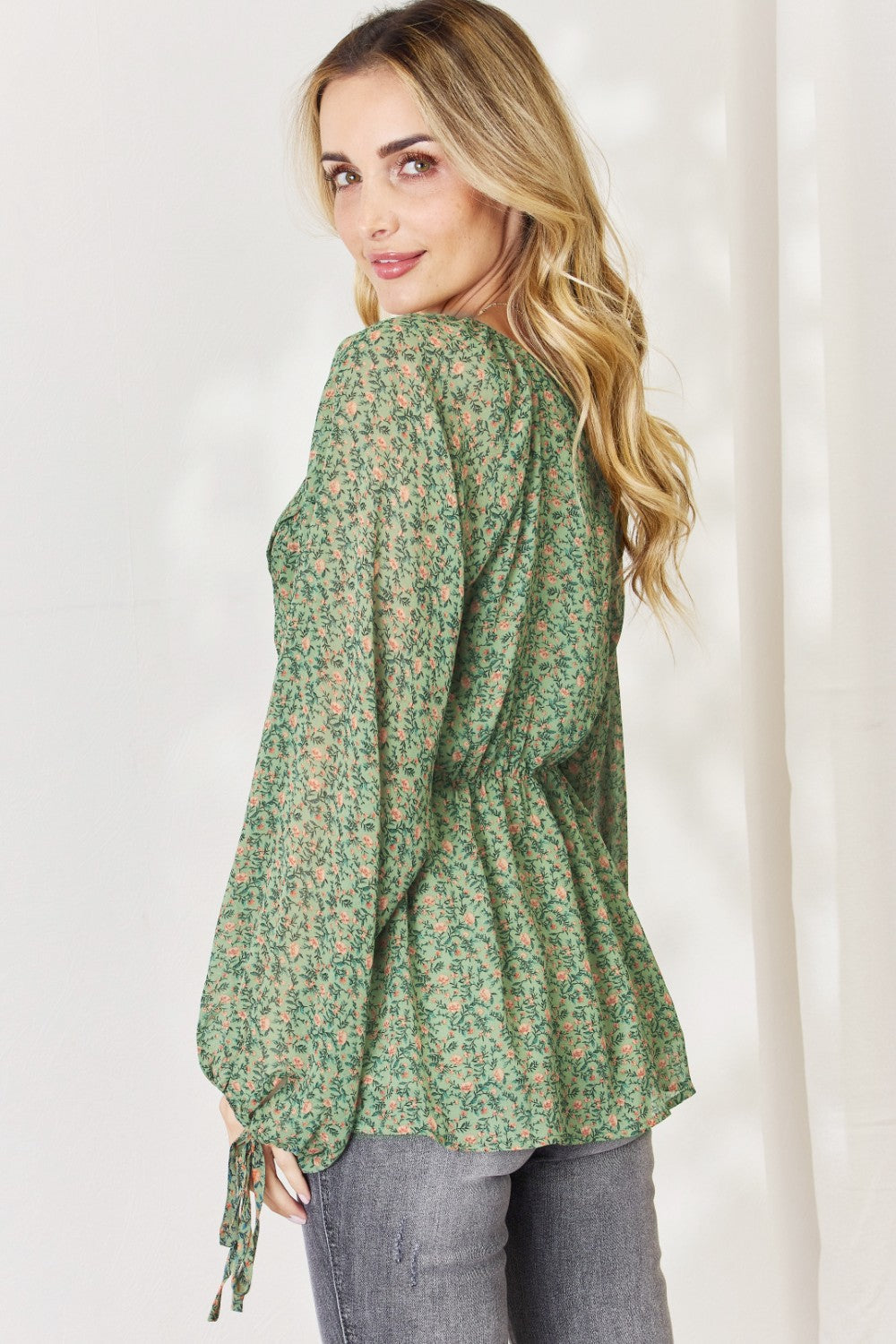 Stilla | Fuldt Størrelse Blomstret Surplice Peplum Bluse
