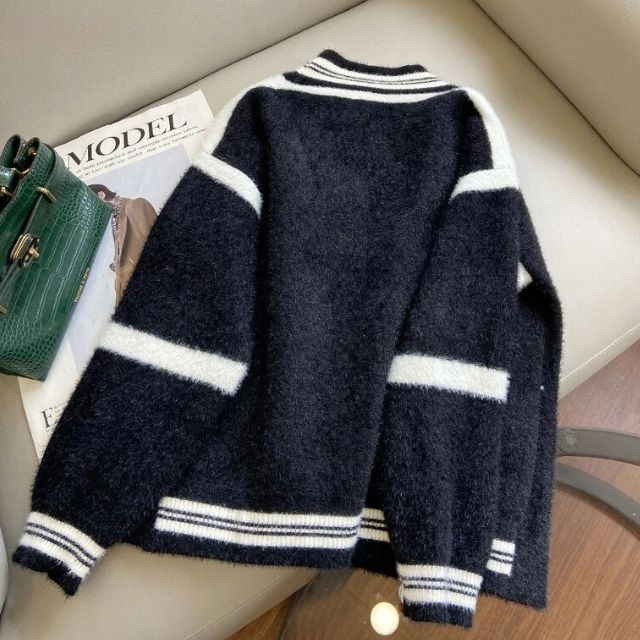 Stilla | V hals cardigan med dekorative knapper