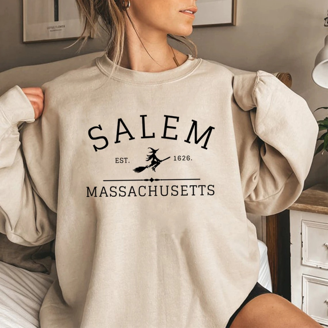 Stilla | Lækkert Sweatshirt Med Et Design Fra Salem Massachusetts