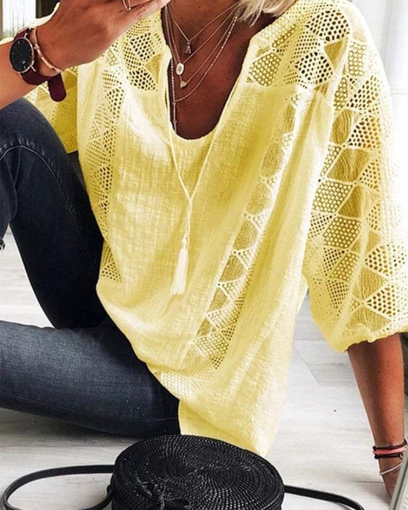Stilla | Stilfuld Bluse med U-Hals og Blonder til Kvinder