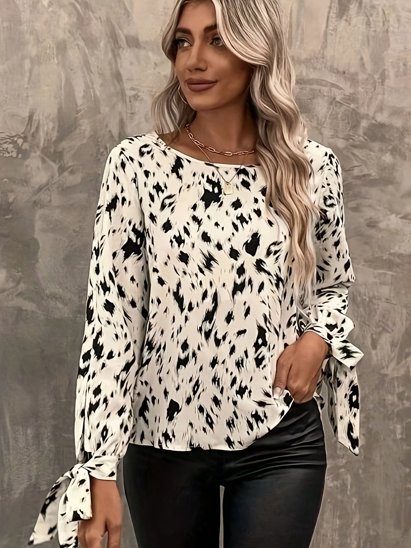 Stilla | Elegant Bluse Med Lange Ærmer Og Bundet Manchetter