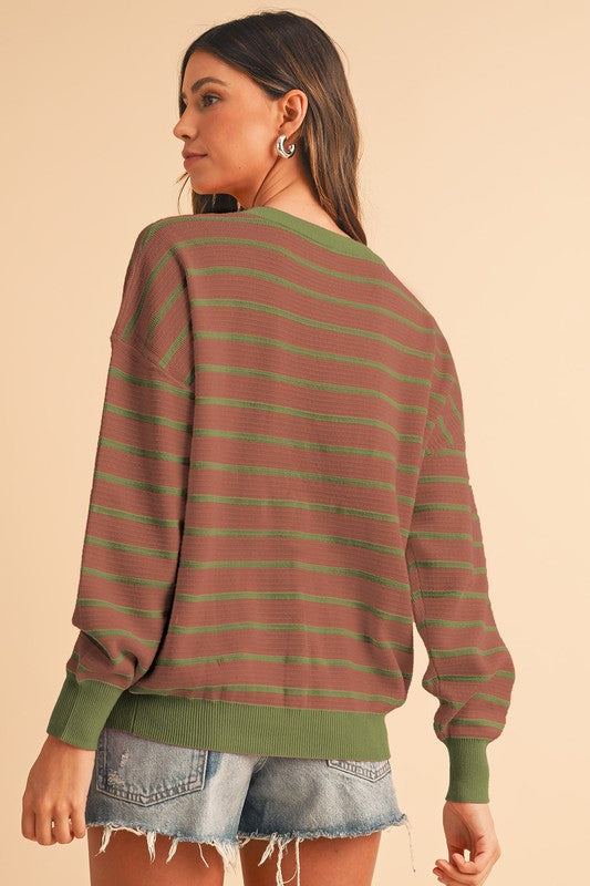 Stilla | Bred Stribet Pullover Med Rund Halsslutning og Hængende Skuldre