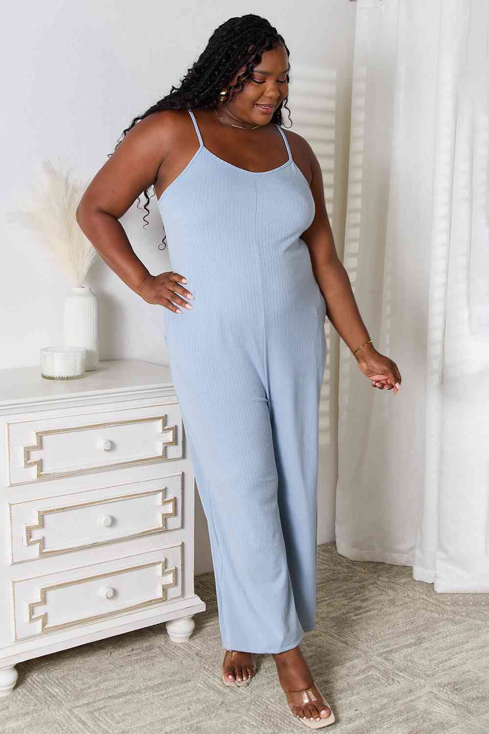 Stilla | Bae Fuld Størrelse Spaghetti Strop V-hals Jumpsuit