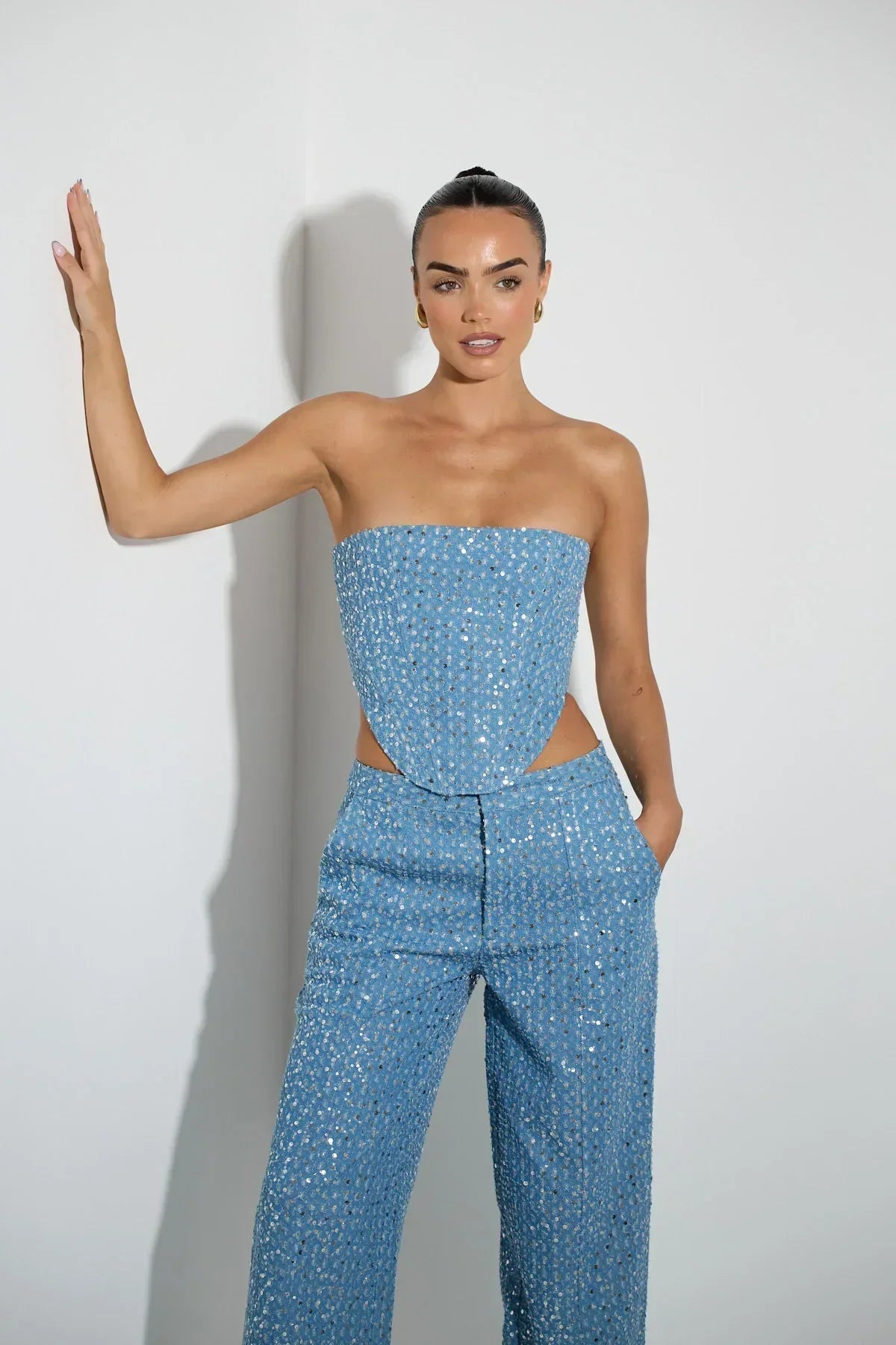 Stilla | Blå Tube Top Med Pailletter Og Brede Bukser Med Glitter