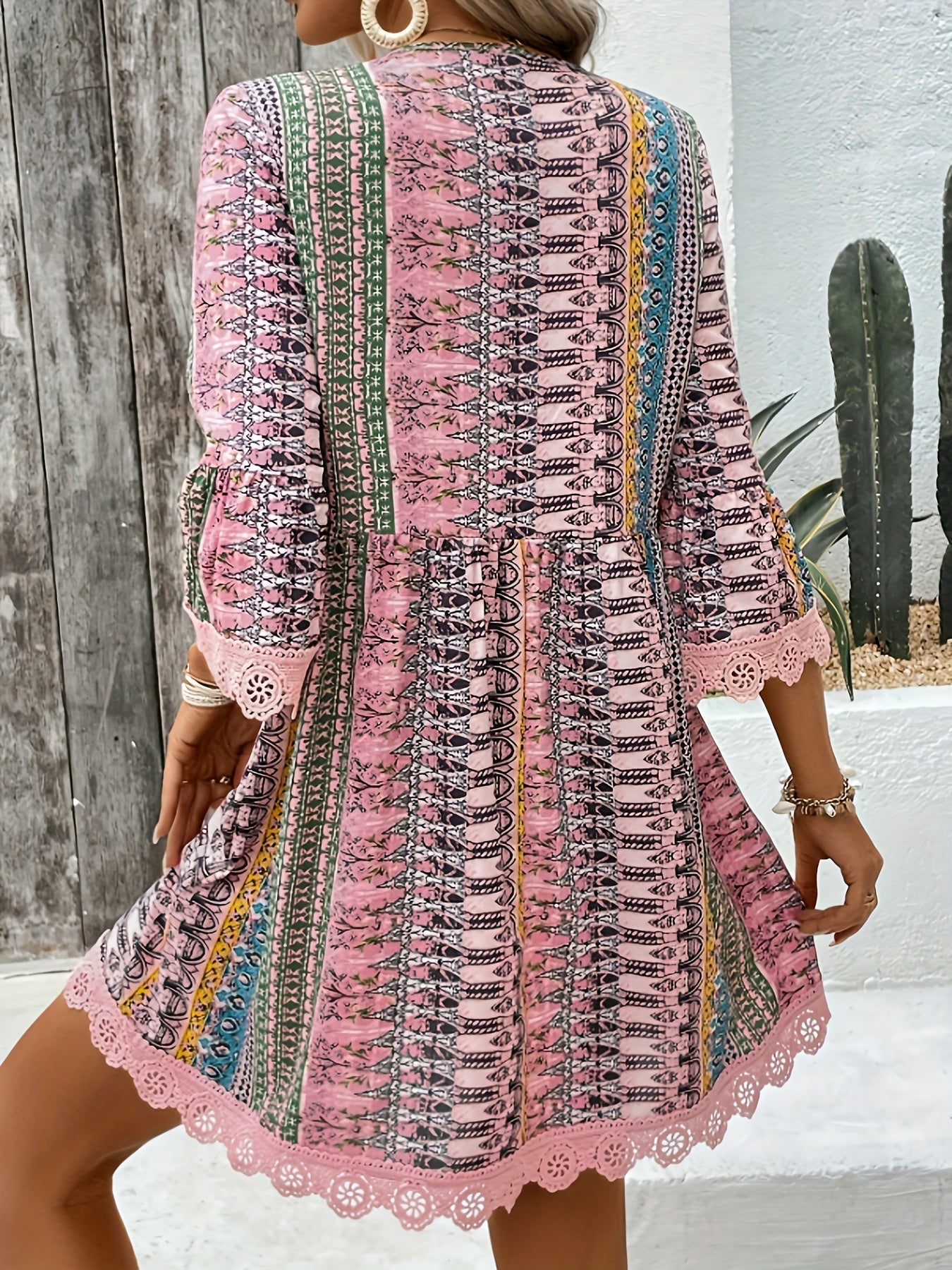 Stilla | Elegant Kjole Med V-Hals Og Blonder. Let Sommerkjole Farverige Striber