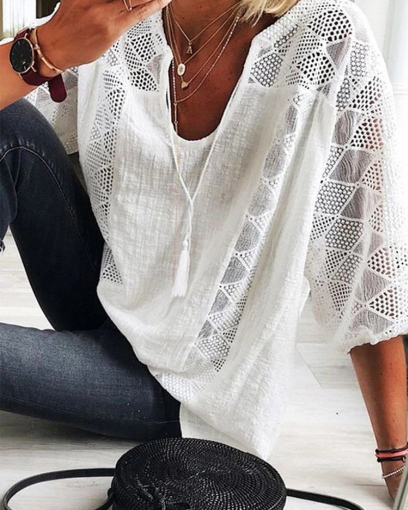 Stilla | Stilfuld Bluse med U-Hals og Blonder til Kvinder