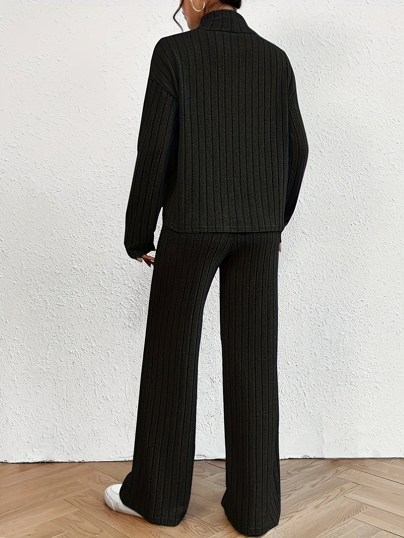 Stilla | Dame ensemble bestående af en turtle neck top og et bredt skåret par bukser