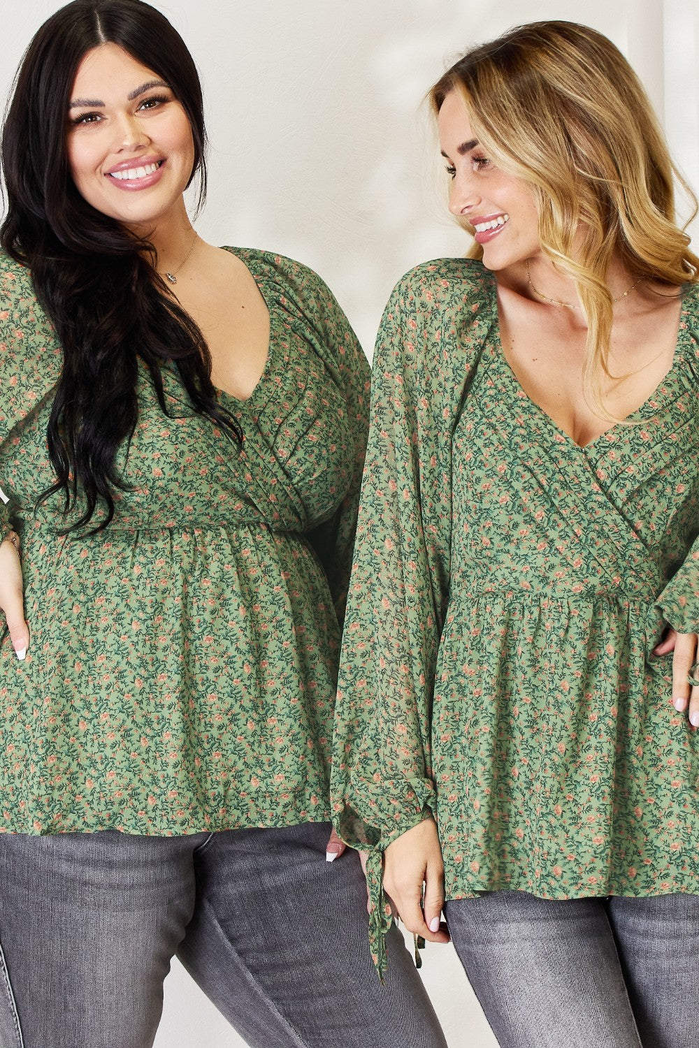Stilla | Fuldt Størrelse Blomstret Surplice Peplum Bluse