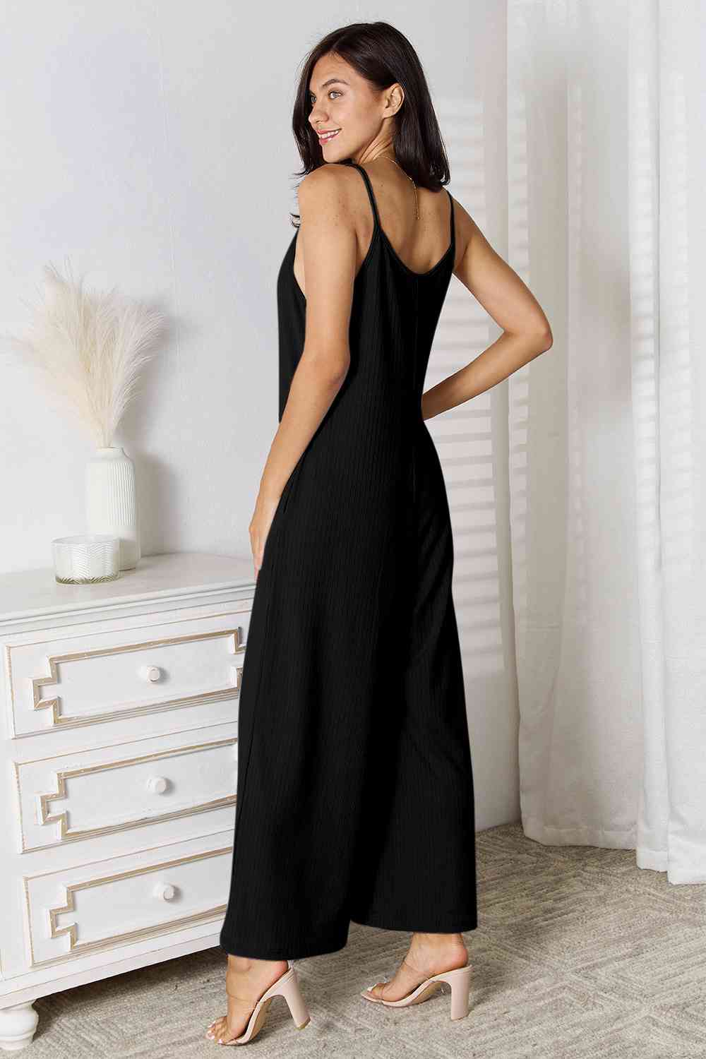 Stilla | Bae Fuld Størrelse Spaghetti Strop V-hals Jumpsuit
